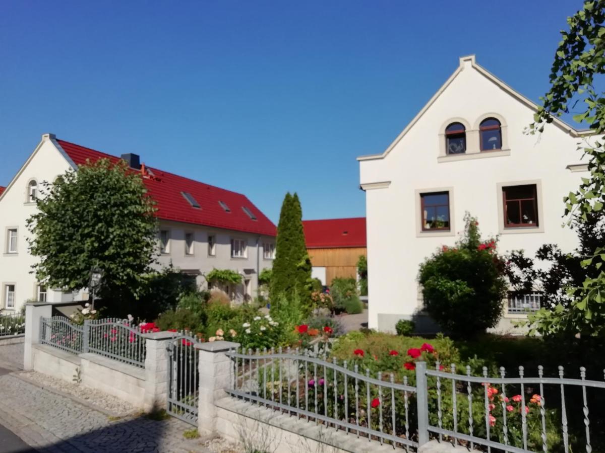 Ferienhof Graefe - 3-Seiten Hof Mit Grossem Garten, Pool & Sauna Meißen Esterno foto